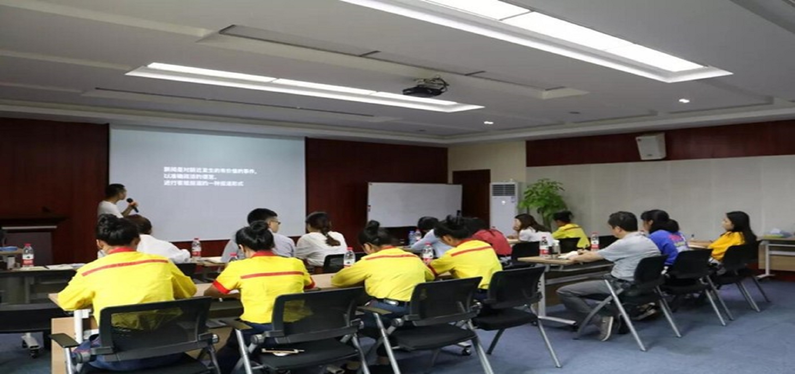 集團(tuán)開展新聞寫作與拍攝培訓(xùn)，為記者"加油充電"